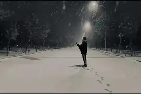 听了老狼在北京初雪夜的弹唱，这个冬天突然暖了图片