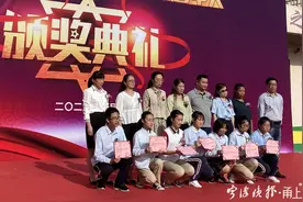 让家长与孩子一起上台领奖！宁波古林镇中学这样表彰优秀学生图片