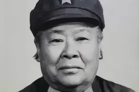 许世友的红颜知己，喝酒比武样样胜过许，军中外号“何铁拳”图片