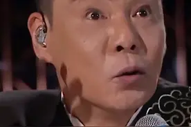 53岁屠洪刚央视京剧表演，脸憋通红眼有泪花，撒贝宁在旁神配合图片
