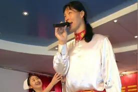 安徽“女巨人”：23岁身高2米4，比姚明还高，要穿78码的定制鞋子图片