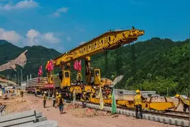 衢宁铁路正线钢轨全线“贯通”图片
