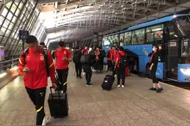 国足顺利抵达多哈，李铁让座队员已成惯例，当晚就要正式开练图片