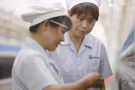 全国劳动模范章丽清：巧手织就出彩人生图片