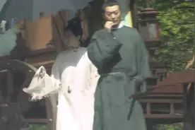 不红有多惨？秦岚片场多人照顾排场大，黄海冰独自一旁抽烟显落寞图片