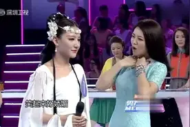 明明是一个男孩，却比女人还美你猜猜究竟谁是男孩呢？图片