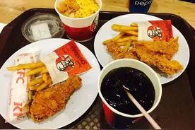 为什么肯德基从不卖一整只鸡？有人全部买回来拼到一起，真相了图片