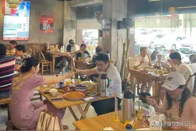 3个四川人去江西旅游，点了3道菜，服务员劝不住，菜品上桌傻眼了图片