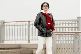 高晓松瘦身后晒帅照，肤白脸小嫩成小鲜肉，生图曝光被嘲丑得尴尬图片