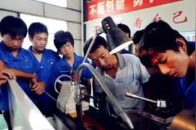 学徒每天给老师傅打早餐，心有不甘离职后，师傅跟老板说了情况图片