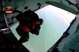 闽南海域，特战王牌“东海飞龙”首次在海上跳伞 专攻抢滩登陆图片
