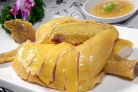 白切鸡怎么做好吃？学习一下广东大厨的做法，皮脆肉嫩色泽金黄图片