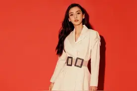 杨颖这鞋子穿得真奇特，鞋子袜子融为一体了？瞬间时髦酷炸图片
