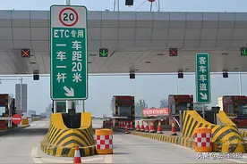 咋回事？周先生路过岳阳一收费站时，ETC莫名显示“黑名单”图片