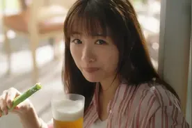 石原里美接拍啤酒广告，爽朗笑颜治愈力满分图片