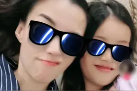 霍汶希罕晒女儿，未婚生女独自抚养10年，母女俩长相如复制粘贴图片