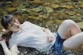 日本画家的少女落水画，比冷军画的还牛，放大20倍更真实图片