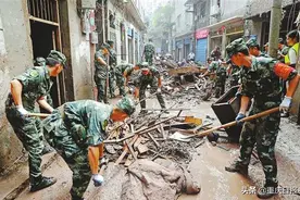万州五桥老街遭遇40年不遇洪水袭击，5000余人安全转移，洪灾中零伤亡图片