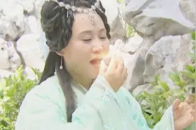 大小姐在花园中散步发现树上发光的果子，吃下果子肚子变大怀孕了视频封面