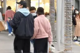 孙俪穿拖鞋逛街不嫌冷！邓超穿情侣“棉裤”，俩人看背影就一米五图片