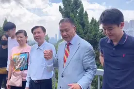 万梓良与男子结拜！当众跪拜对方祖先，半年收1个干女儿2个徒弟图片