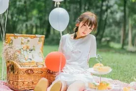 呆萌可爱软妹子户外甜美元气少女写真图片