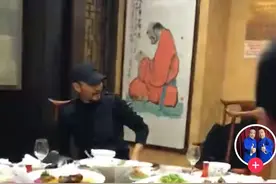 57岁张涵予私下饭局曝光，滴酒不沾被赞好男人，与好友热聊没架子图片