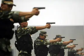 江西“头号悍匪”：射击队出身，枪法惊人，97年一人对战37名警察图片