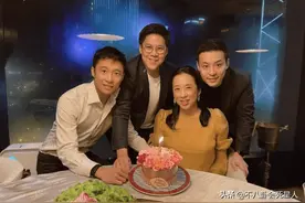 霍启刚为朱玲玲庆生，郭晶晶搂着婆婆亲密合影，婆媳两人都很节俭图片