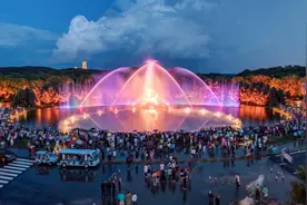 净月潭音乐喷泉水舞灯光秀震撼回归这个夏天，净月潭，越夜越美丽图片