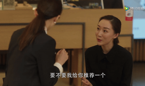 《三十而已》王漫妮工作服穿出时尚达人范儿，这条“丝巾”不简单图片