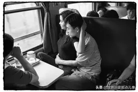 80年代，绿皮车里的人生百态：坐过这种火车的中国人，他们都老了图片