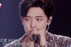 颖儿晒付辛博居家练习视频，客厅窄小拥挤，母女化身迷妹热情应援图片