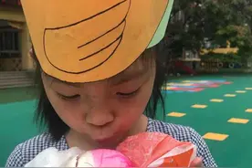 护蛋学感恩 宝宝扮演“鸡妈妈”图片