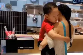 妈妈穿“露背装”带娃逛街，儿子不停往上拉，网友：真不让娃省心图片