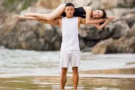 厉害！大富豪刘銮雄旧爱坐拥20亿身家，与“小鲜肉”玩双人瑜伽图片