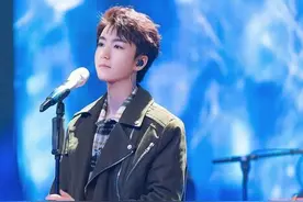 王俊凯穿上皮夹克，造型也很显男人味！看来男士不能错过这件皮衣图片