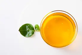 花生油、菜籽油、玉米油哪种油更健康些？提醒：这2种油尽量少碰图片