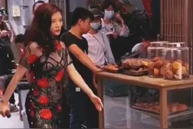 徐冬冬紧身裙配黑丝秀身材，却暴露大腿赘肉？片场单挑众人好霸气图片