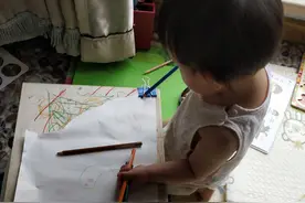 早起用力在画板上戳彩铅笔，妈妈以为她在搞破坏，结果冤枉了宝宝图片