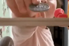 表情包：呐，来个最帅的小哥哥图片