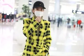 黄奕真是挺招摇的，一身黄色长大衣走机场，167的身高真不白给图片