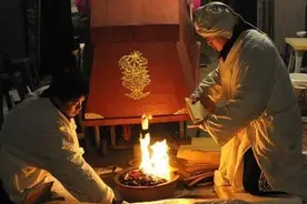 在传统习俗里，起棺前为什么要摔盆？并非礼节，背后有深刻寓意图片