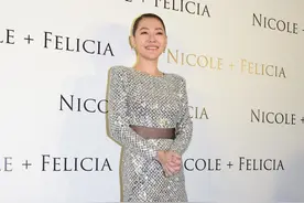 小S徐熙娣真敢穿，银色超短连衣裙秀身材，结果被发型毁了图片