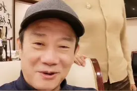 央视名嘴赵保乐晒近况，眼袋下垂显老态，曾是售货员却被冯巩看重图片