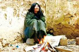 一个人能有多懒？走路要挑着，吃饭要人喂，父母去世都不为所动图片
