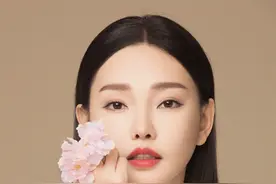 她是《废柴兄弟》里面的富家女，她是古灵精怪的童菲图片