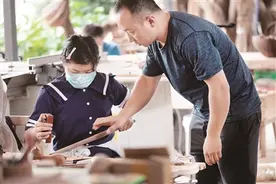 辞工回乡当木匠！小伙儿栾川山间享受绿水青山慢生活，父亲惊呆图片