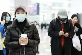 徐峥一家三口走机场！陶虹穿紧身裤暴露假胯宽，女儿身高赶超妈妈图片