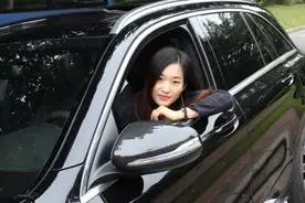富婆就爱大奔驰，刚买多久就上路就抛锚，修车时让她“脸红”了图片